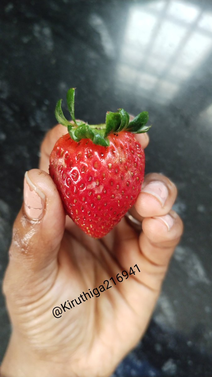 kiruthiga216941's tweet photo. Strawberry yaruku venum... Nala fresha irukuu🤭😁 https://t.co/VmPWzufHOI