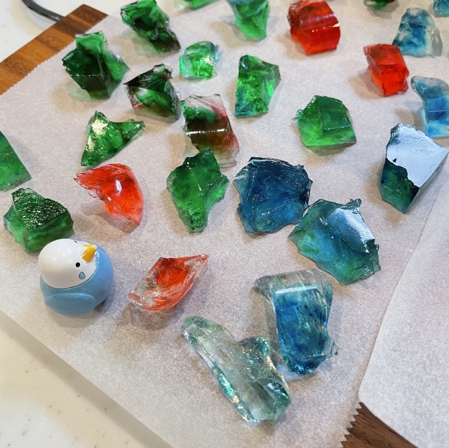 blackdog1tokyo's tweet photo. 琥珀糖というのは寒天を使って作る和菓子の一つで、宝石のようなキラキラと輝くゼリーに仕上がる、ちょっと変わった和菓子です😊

派手な仕上がりになる割には手間が掛からないので小学生の夏休みの自由研究にもってこいです🤩

👇作り方
https://t.co/W26ys5xbRF https://t.co/WprDmNYBrf