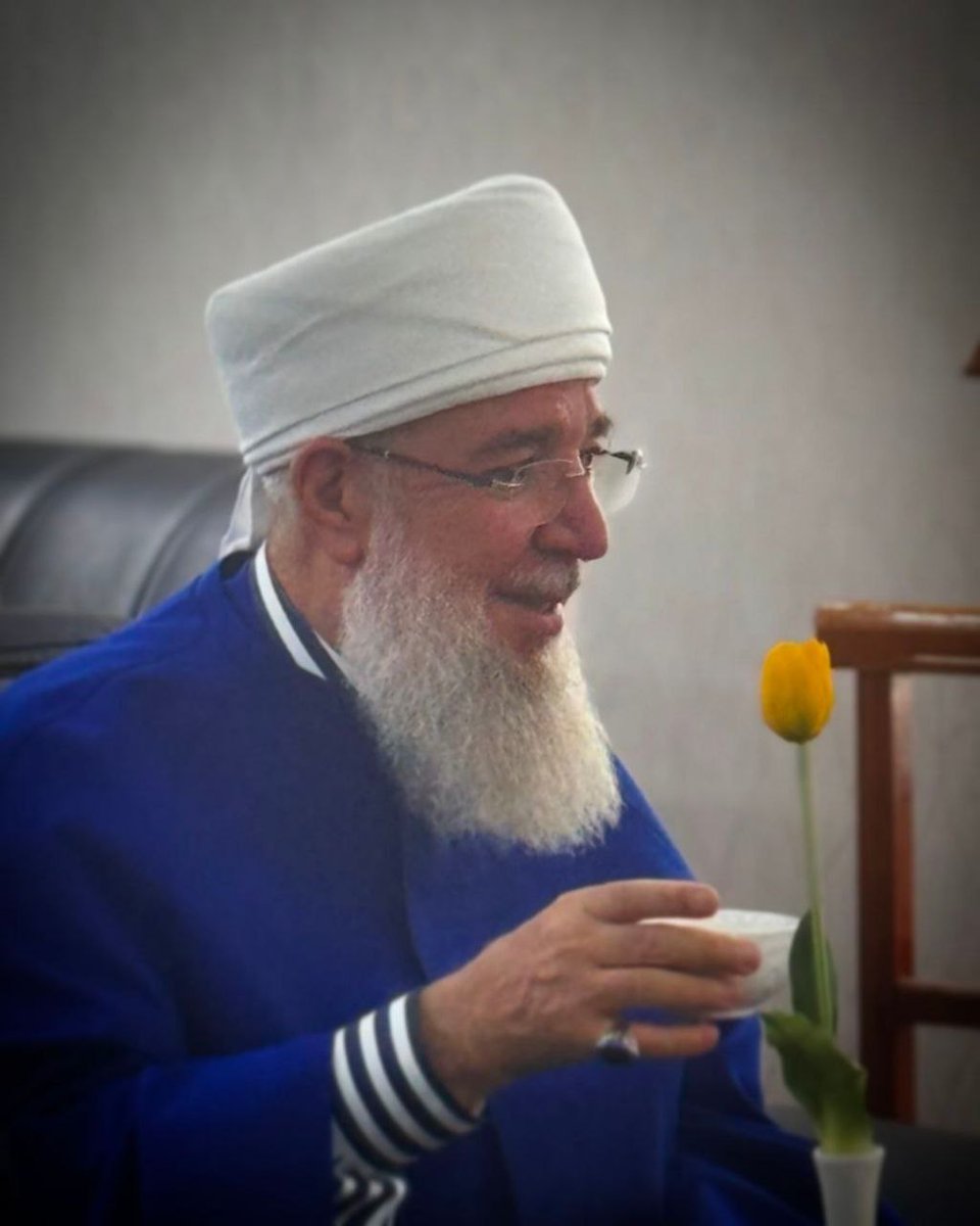 ayneyyntepesi's tweet photo. "Şanlı sarığı ve beyaza bürünmüş nûrânî sîmâsıyla, tasarruf ve mânevî kudreti asrımızı tenvîr eden o zât-ı âlî, Nakşibendî yolunun sâliklerine bir rehber-i feyz-bahşadır." https://t.co/Wxw2Ucwkfd