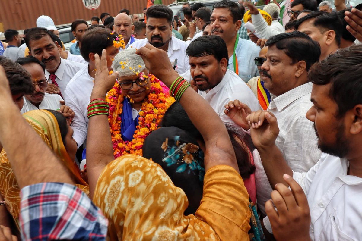 INCUttarPradesh's tweet photo. उत्तर प्रदेश कांग्रेस के नवनियुक्त प्रभारी श्री राजेंद्र पाल गौतम (@AdvRajendraPal) जी के उत्तर प्रदेश की ऐतिहासिक और क्रांतिकारी धरती पर प्रथम आगमन पर हार्दिक स्वागत, वंदन और अभिनंदन!

यमुना एक्सप्रेसवे पर उमड़े कांग्रेस कार्यकर्ताओं के इस अपार जनसैलाब और भव्य स्वागत ने यह साफ कर दिया है कि उत्तर प्रदेश में बदलाव की बयार और तेज होने वाली है।

आज उत्तर प्रदेश कांग्रेस मुख्यालय (लखनऊ) में आपकी गरिमामयी उपस्थिति में पदभार ग्रहण का यह कार्यक्रम, राज्य में संगठन को एक नई ऊर्जा, मजबूती और नई दिशा देने की ओर हमारा एक और मजबूत कदम है।

आपके नेतृत्व में उत्तर प्रदेश कांग्रेस 'सामाजिक न्याय' और 'जन-अधिकारों' की लड़ाई को गांव-गांव, बूथ-बूथ तक लेकर जाएगी।