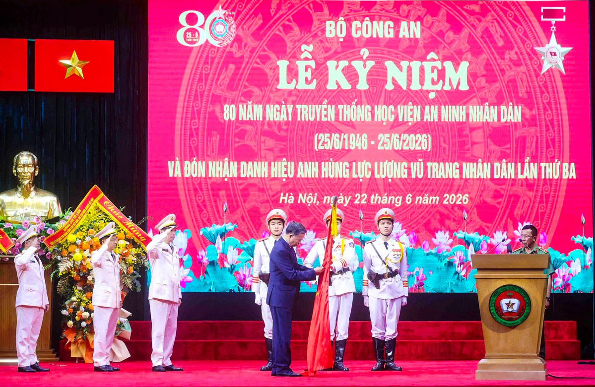 UKinVietnam's tweet photo. British Deputy Ambassador Alex Strugnell attended the Viet Nam People’s Security Academy’s 80th anniversary celebration.

The UK looks forward to deepening cooperation with Viet Nam through training, expertise-sharing and tackling future security and defence challenges together. https://t.co/3kQt00n4SZ