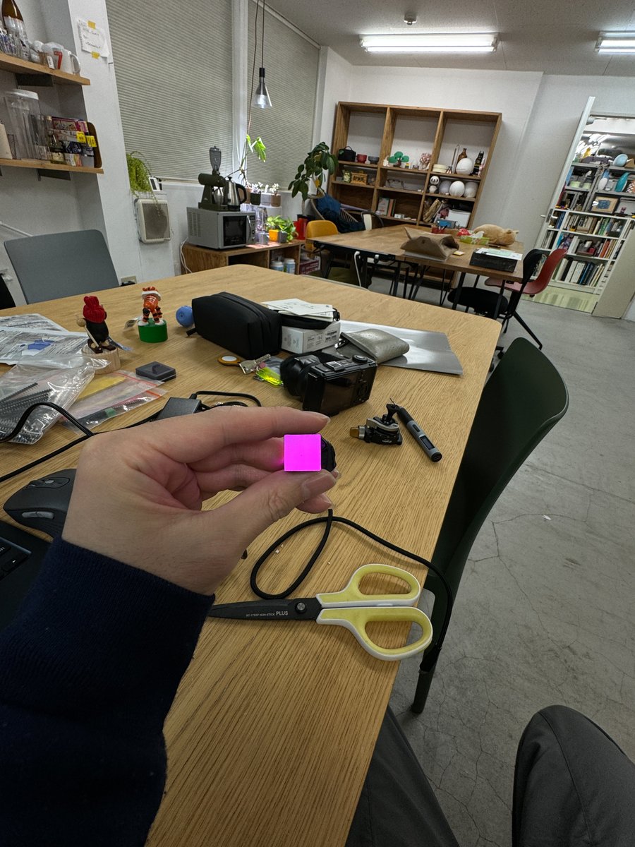 tomo370's tweet photo. データがぶっ壊れた写真に見えるLEDライトを作りました https://t.co/a357HV7qVa