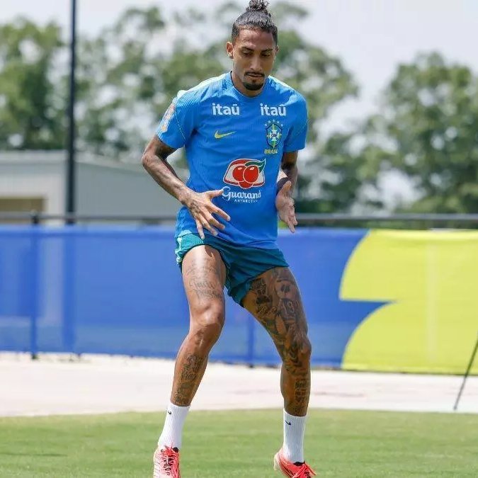 BarcaUniversal's tweet photo. 🚨 NEW: Raphinha trained on the pitch for the first time since his injury.

Brazil will test Raphinha in training on Thursday before deciding if he can be available for the Round of 16.

There is caution inside the staff, and his return could be delayed until a possible quarter-final if Brazil advance.

— @sport