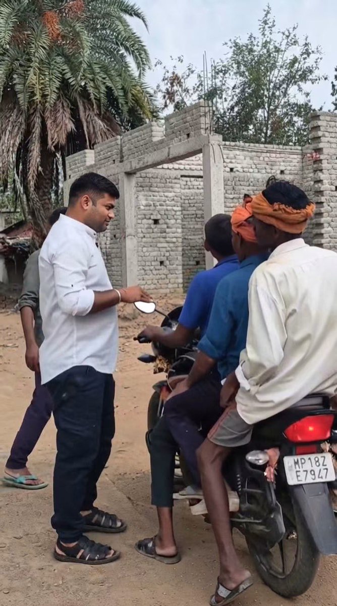 ocjain4's tweet photo. ये विवेकानंद तिवारी है, मध्य प्रदेश ट्रैफिक पुलिस में हेड कांस्टेबल थे, इन्हे शासन ने सिर्फ इसलिए सस्पेंड कर दिया क्योंकि इन्होंने ट्रैफिक पुलिस में हेड कांस्टेबल रहते हुए आज तक किसी भी गरीब का चालान नहीं काटा, बल्कि उसको प्रेमपूर्वक समझाया 

जब अधिकारियों ने फटकार लगाई तो विवाद बढ़ गया और विवाद बढ़ने पर इन्होंने अपने पद से इस्तीफा दे दिया है। 

लेकिन इन्होंने हिम्मत नहीं हारी, अब बिना वर्दी के भी लोगो को जागरूक कर रहे है और लोग भी इनकी खूब प्रशंशा कर रहे है। #TrafficRules