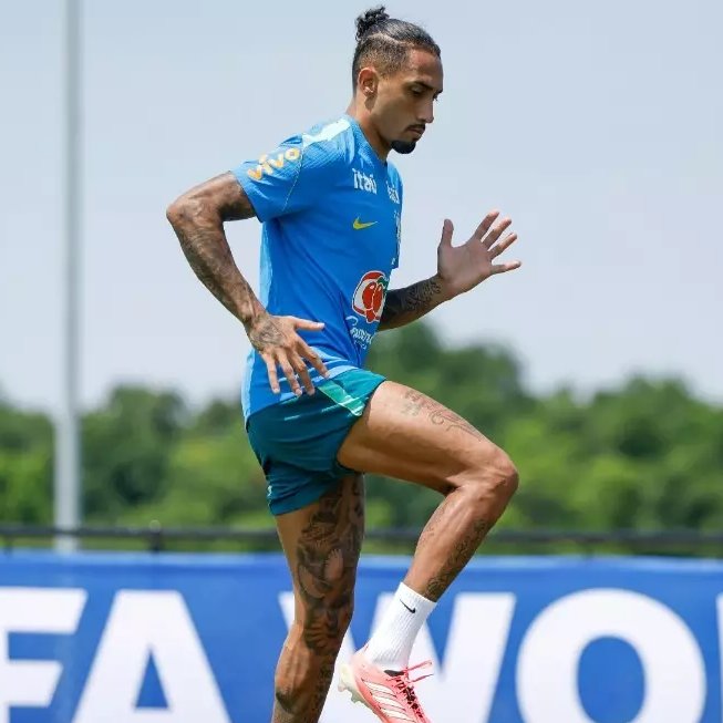 BarcaUniversal's tweet photo. 🚨 NEW: Raphinha trained on the pitch for the first time since his injury.

Brazil will test Raphinha in training on Thursday before deciding if he can be available for the Round of 16.

There is caution inside the staff, and his return could be delayed until a possible quarter-final if Brazil advance.

— @sport
