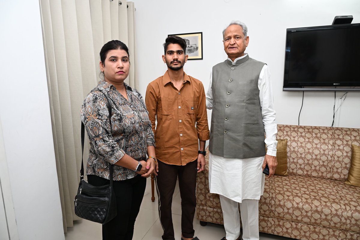 Sunil_Merta2311's tweet photo. आज द्वितीय श्रेणी शिक्षक भर्ती-2025 में फॉर्म री ओपन की मांग को लेकर हमारे प्रतिनिधिमंडल ने पूर्व मुख्यमंत्री श्री @ashokgehlot51 जी से मुलाक़ात की।
वार्ता के माध्यम से यह अवगत करवाया कि  द्वितीय श्रेणी शिक्षक भर्ती-2025 में RPSC द्वारा पहले 17 जुलाई 2025 को लगभग 6500 पदों पर विज्ञापन जारी किया गया था। अब परीक्षा से कुछ दिन पूर्व लगभग 4037 पदों की वृद्धि की गई है, जो कुल पदों में 50 प्रतिशत से अधिक की बढ़ोतरी है। इस मध्य अनेक छात्र  बी.एड. अंतिम वर्ष उत्तीर्ण कर भर्ती हेतु पात्र हो चुके हैं, लेकिन उन्हें आवेदन का अवसर नहीं मिल पाया। अभ्यर्थियों के अनुसार यदि पात्र अभ्यर्थियों को आवेदन का अवसर ही नहीं मिलेगा, तो पद वृद्धि का उद्देश्य भी अधूरा रह जाएगा और कई सीटें रिक्त रहने की संभावना बनेगी।
सरकार एवं आयोग से माँग है कि ऑनलाइन आवेदन पुनः शुरू (Form Re-open) किए जाएँ।

हर पात्र अभ्यर्थी को समान अवसर मिलना ही न्यायसंगत और पारदर्शी भर्ती प्रक्रिया की पहचान है।

अत: प्रदेश के पूर्व मुख्यमंत्री ने @RajCMO
मे बात करके सकारात्मक समाधान करवाने का बोले।
#2nd_ग्रेड_फॉर्म_रिऑपन_किजिए
 @BhajanlalBjp @RajCMO @madandilawar @RPSC1 
@sunil_merta2311
#2nd_ग्रेड_फॉर्म_रिओपन_किजिए