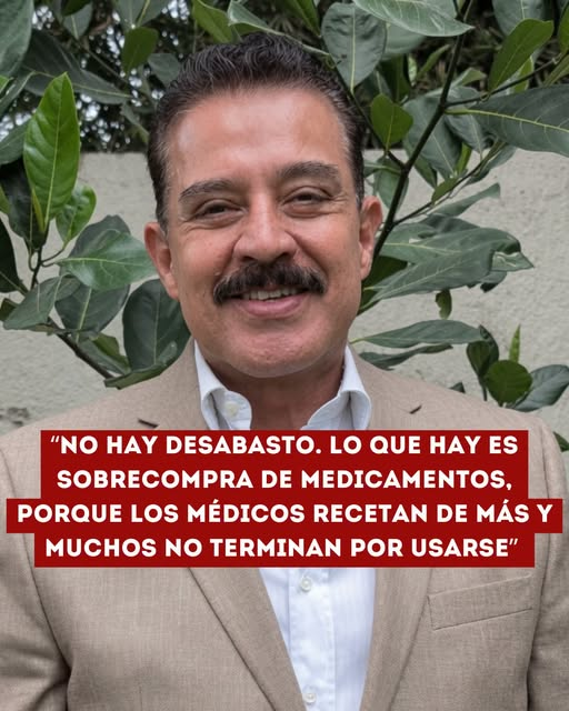 lunadeandromeda's tweet photo. QUE PERSONAJE MAS SINIESTRO ES EL QUE TOMAN AL DECIR BABOSADAS DE RETRASADOS MENTALES....Morena cambia el culpable del desabasto: ahora son los médicos
En Morena Jalisco ya respaldan el nuevo discurso del gobierno federal: el problema ya no sería el desabasto de medicamentos, sino la sobrecompra.
Según esta postura, muchos medicamentos terminan sin usarse porque los médicos recetan de más.
Miren cómo cambió la narrativa.
Durante años las familias denunciaron que no encontraban medicinas, que recorrían farmacia tras farmacia y que había tratamientos incompletos.
Ahora la explicación es otra: el problema estaría en quienes prescriben los medicamentos.
Si la responsabilidad cambia de los funcionarios a los médicos, la discusión también cambia de rumbo.
Porque mientras el gobierno sostiene que existe una sobrecompra, miles de pacientes siguen esperando que los medicamentos lleguen cuando realmente los necesitan.