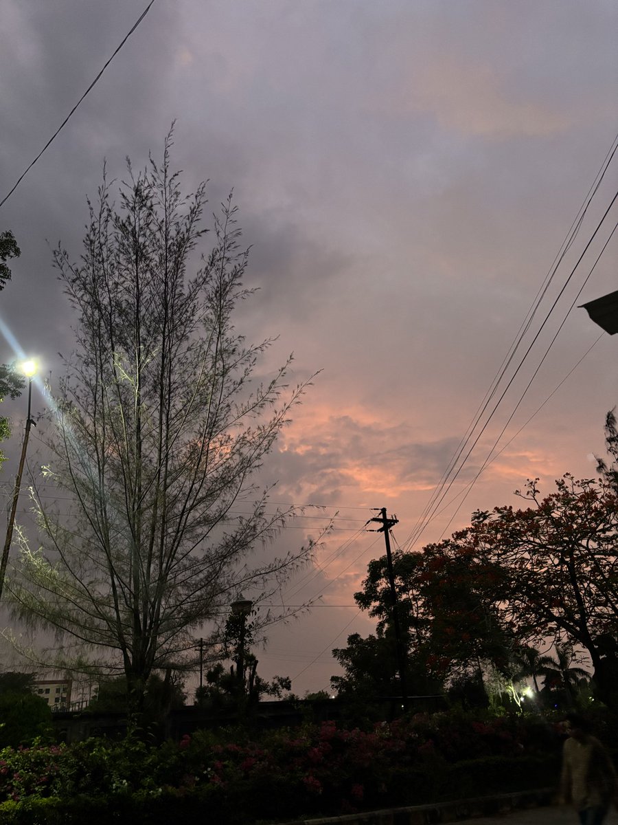 osiyappa's tweet photo. I just look at pretty skies and smile. https://t.co/2N9JcSWKgl