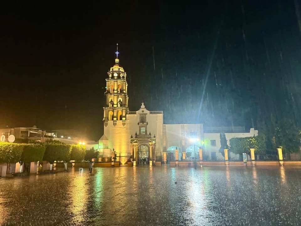guanajuato's tweet photo. Watching the rain fall in a 𝒑𝒖𝒆𝒃𝒍𝒊𝒕𝒐 𝒎𝒂́𝒈𝒊𝒄𝒐 = perfect night☔❤ #Comonfort https://t.co/0YIZcSKFxP