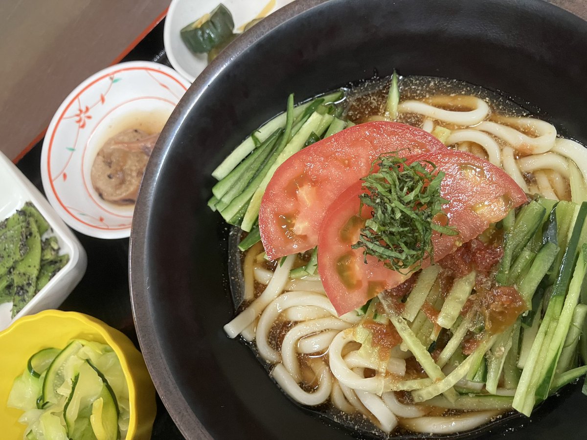 tedukurimura's tweet photo. 7月に入ったもんで、今日からお待ちかねの『涼風うどん』始めたにー🍅

作手産トマト🍅たっぷりの汁に、ゴマと紫蘇の香りが爽やかな🍅つべたいうどんだに！ https://t.co/YzV4KguJcS