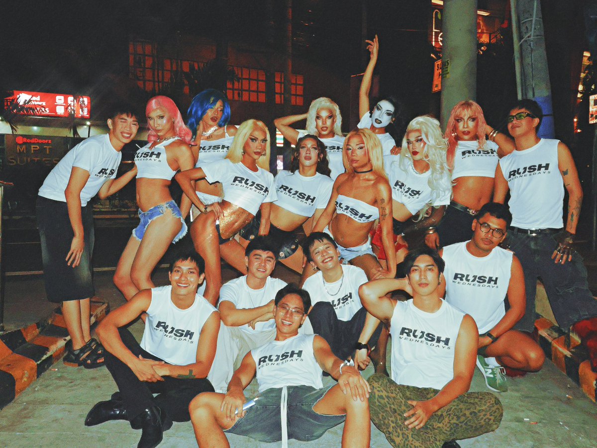Rush_Wednesday's tweet photo. This is a smaller picture of a much larger family that brings the Rush together week after week. Thank you for your support from Pride to beyond! Here’s to another year of Rush Wednesdays. ⚡️#hoesikishoem #rushwednesday 

📸 IG: @ th3yluv._jean https://t.co/OC347qBftn