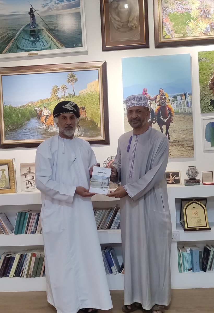 malrahby's tweet photo. الاستاذ خليفة الدرمكي يستلم نسخ إصداره الجديد "عبق الأمكنة" الصادر عن دار لبان للنشر والذي يأتي ضمن عدد من الإصدارات قدمتها الدار للكاتب خلال السنوات الخمس الماضية.
شكرا لثقتك أخي العزيز.
@دار لبان https://t.co/QzLn72CRER
