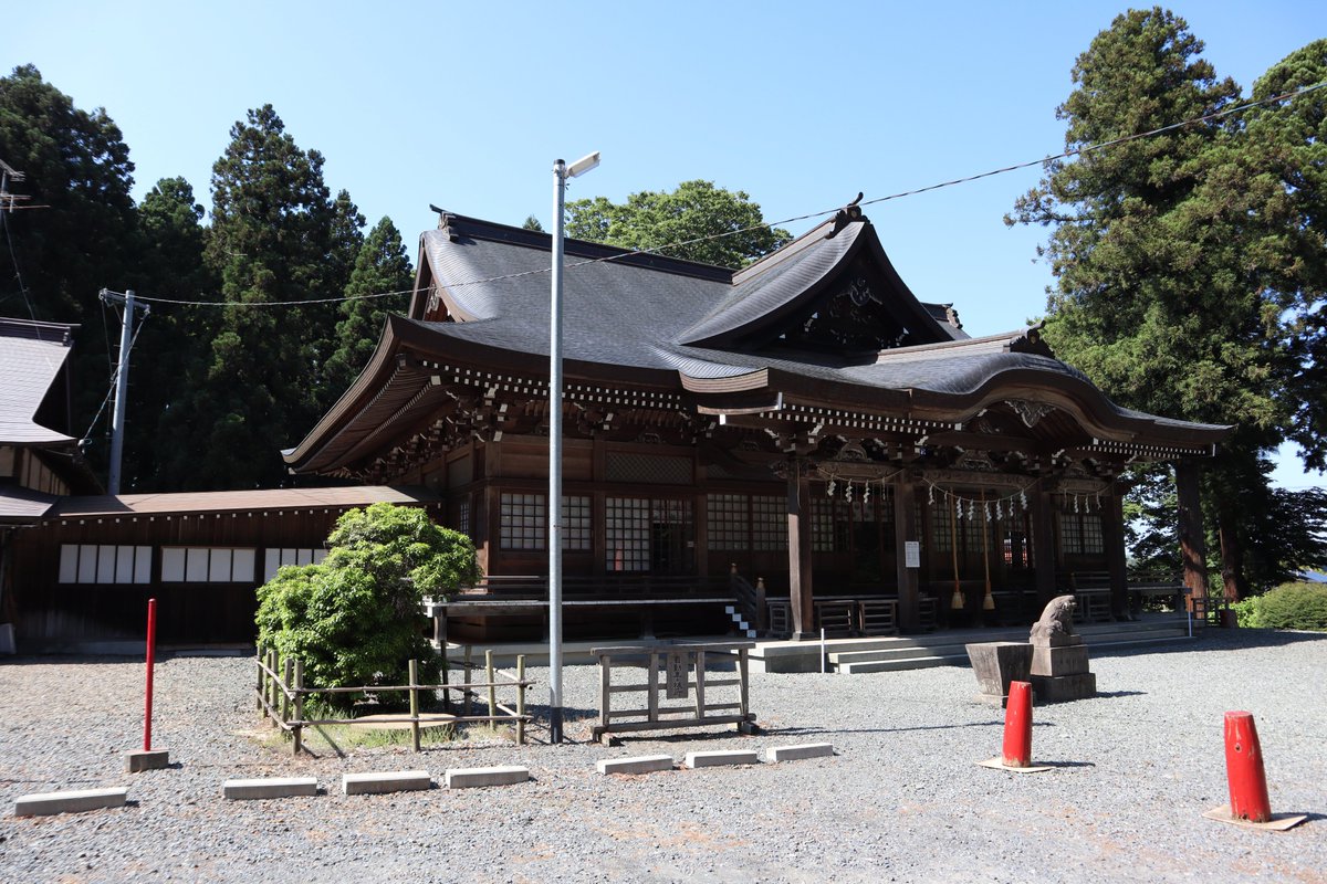 hachinohe_kanko's tweet photo. ＼おいらせ町の貴重な伝統行事「氣比神社例大祭」🐎／

毎年7月第1土・日曜日に例大祭が開催されます。
ここでは、家畜安全や無病息災を願う、
馬や牛が描かれた「紙製の絵馬」が販売されます。🐴🐮

参拝者は店先で絵馬を購入し、
神社でご祈祷してもらったあと、
自家に持ち帰って馬屋や牛舎などに貼り、
牛馬の健康や多産を祈願します。

昔は境内に3〜4軒の絵馬店が並んでいたそうですが、
現在はなんと【1軒だけ】になってしまったとのこと。
この貴重な伝統をみんなで応援し、
繋いでいきたいですね。

歴史と地域の絆を感じる伝統のイベントに、
ぜひ足を運んでみてください！

📅 開催時期：2026年7月4日（土）・5日（日）
📍 開催場所：氣比神社（青森県上北郡おいらせ町字上久保51-1）
🅿️ 駐車場 ：あり

#おいらせ町 #絵馬市 #伝統文化 #青森観光 #伝統 #絵馬