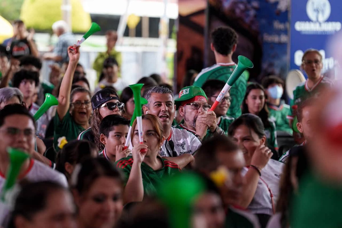 LibiaDennise's tweet photo. ¿Y si sí? ¿Y Si Sí? 🇲🇽⚽

Así vibramos desde Yuriria viviendo historia pura. ¡Después de 40 años volvimos a ganar una eliminatoria en un mundial!

Qué emoción compartir este momento con nuestra gente. Gritamos a todo pulmón los dos golazos y demostramos que cuando México juega, el país entero late al mismo ritmo.

¡Nos vemos en octavos! Seguimos soñando en grande, seguimos invictos y seguimos creyendo. ¡Vamos con todo, México! 💚🤍❤️