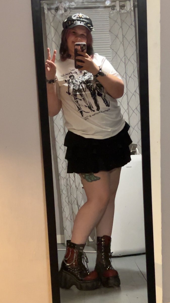 Starry_Ghoul's tweet photo. I know it’s been like a month since I said id do this- BUT NOW I CAN!! 😆

I got this amazing shirt from @fencuary !!
We got fem and masc look😌(love being non-binary)

yall better rate me 10/10, lol
(also face reveal??)
#transformers #merch #megastar https://t.co/dBwKUQFOLR