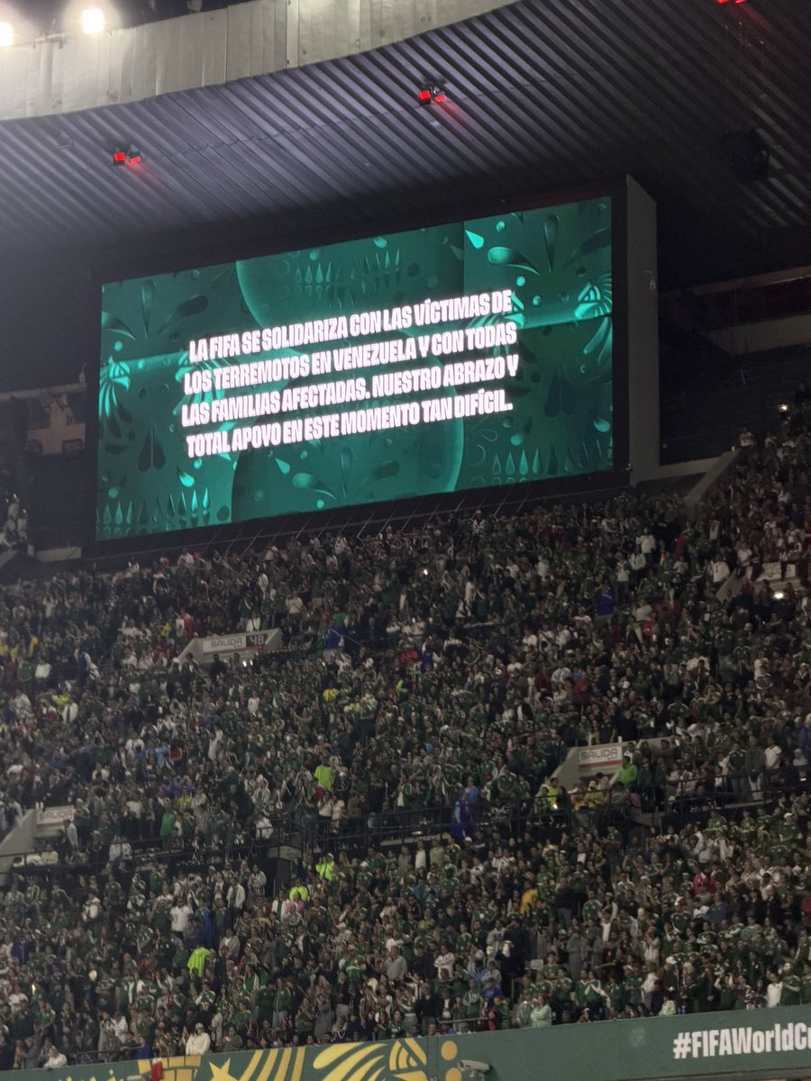 CarolinaPadron's tweet photo. Hoy el Azteca coreó “no están solos” y desplegaron un mensaje en las pantallas de apoyo a Venezuela.

México, también mi país, es uno de los lugares con la gente más noble del planeta. Imposible no llorar.

Gracias México por la grandeza de tu corazón. https://t.co/6vgm1GpniG
