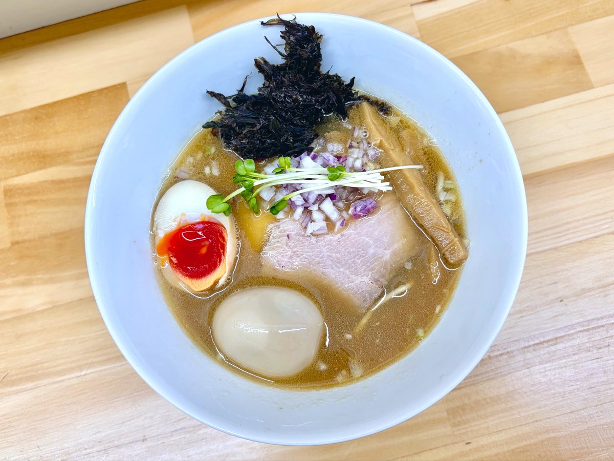 Ecno_ta's tweet photo. 麺や魁星 伊勢佐木モール店
コク煮干し醤油ラーメン＋燻製味玉 https://t.co/DTywyMdMhH