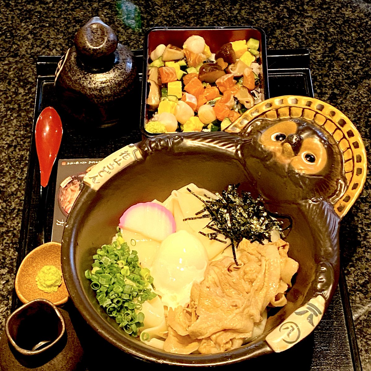 FATBOYS_TYPEONE's tweet photo. #五代目花山うどん #銀座店
鬼釜1,300円　花山お重780円

たぬきの器のうどん屋さん🦝
整理券で順番待ち✨
欲張ってサーモンのバラちらしも発注☝️
優勝🏆メニューの👹鬼釜うまっ❗️
お重イイぞ😋

贅沢最高❣️
ごちそうさまでした♪ https://t.co/EZqCqSYZy1