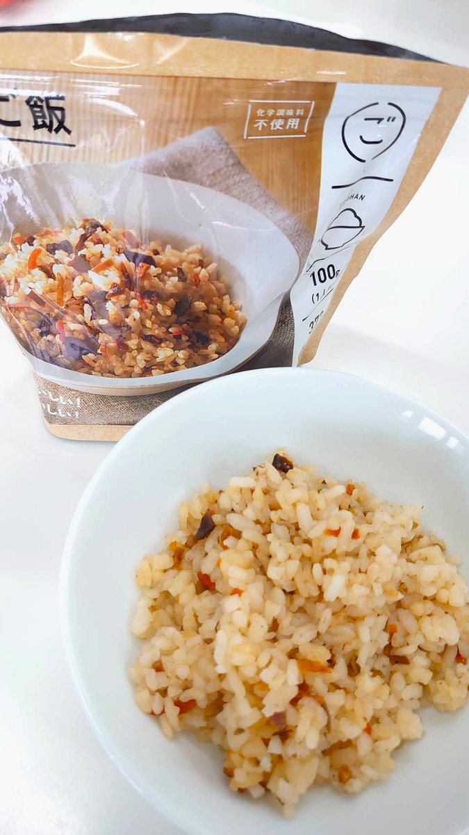 komeranking's tweet photo. 【期限切れ非常食を食べてみたレポ】🌾
もったいないので実食（全部で5食😂）
🛑1食目
規定線までお湯を入れるも水分が足りずボソボソに（涙）
✨2食目
水分量を多めにして長めに蒸らしたら美味しく復活！
💡期限切れで乾燥が進んだアルファ化米は、水分多め＋しっかり蒸らすのが大正解でした！ https://t.co/BTn0hze2n3