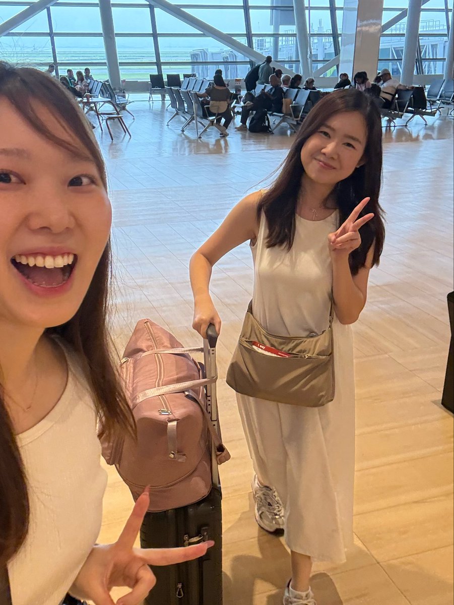 A_chan_tgb's tweet photo. 関西空港にて
マレーシア人の女性が預け荷物15キロのところ19キロでオーバーしてて追加料金12000円払わなあかんところを私のピンクバックに4キロ入れることによって救済‼️これクスリとかもし入ってたら私捕まるやつ？！？！と思いながら😹私がいつか困った時誰かに助けてもらえるね🙏
#女ひとり旅 #関西空港