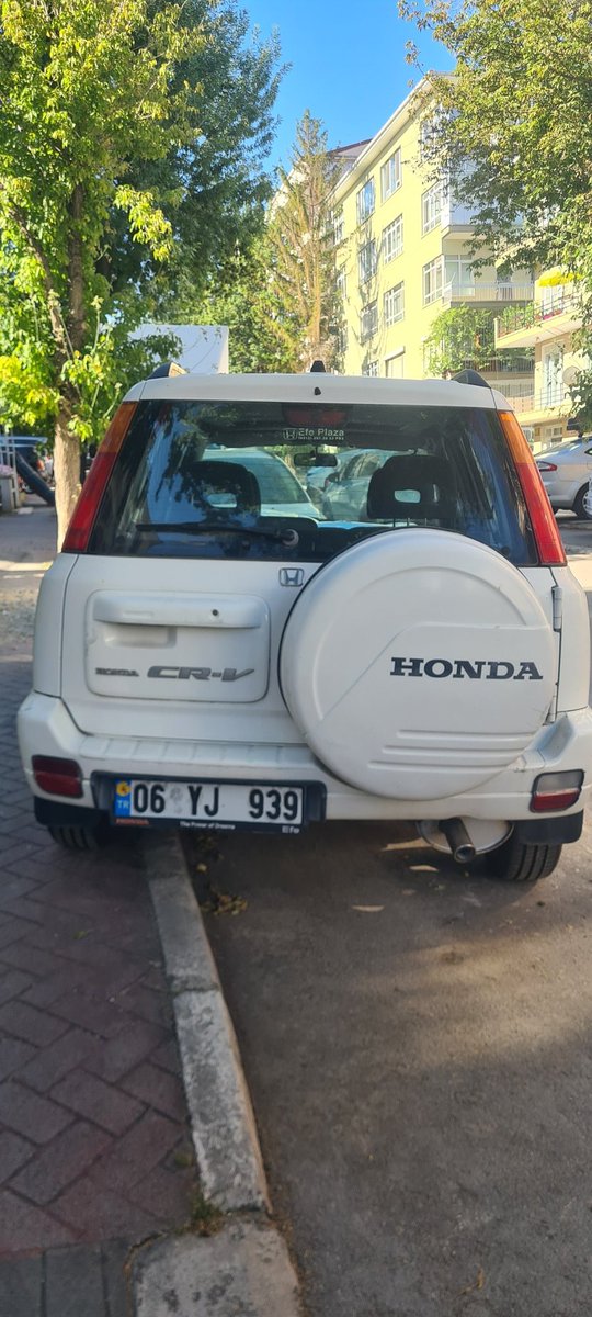 tunatello's tweet photo. @cankayabelediye buvarac gunlerdir bu sekilde kaldirimda duruyor  boyle yamuk bir sekilde.. ne yapilabilir? https://t.co/e3M92icvtx