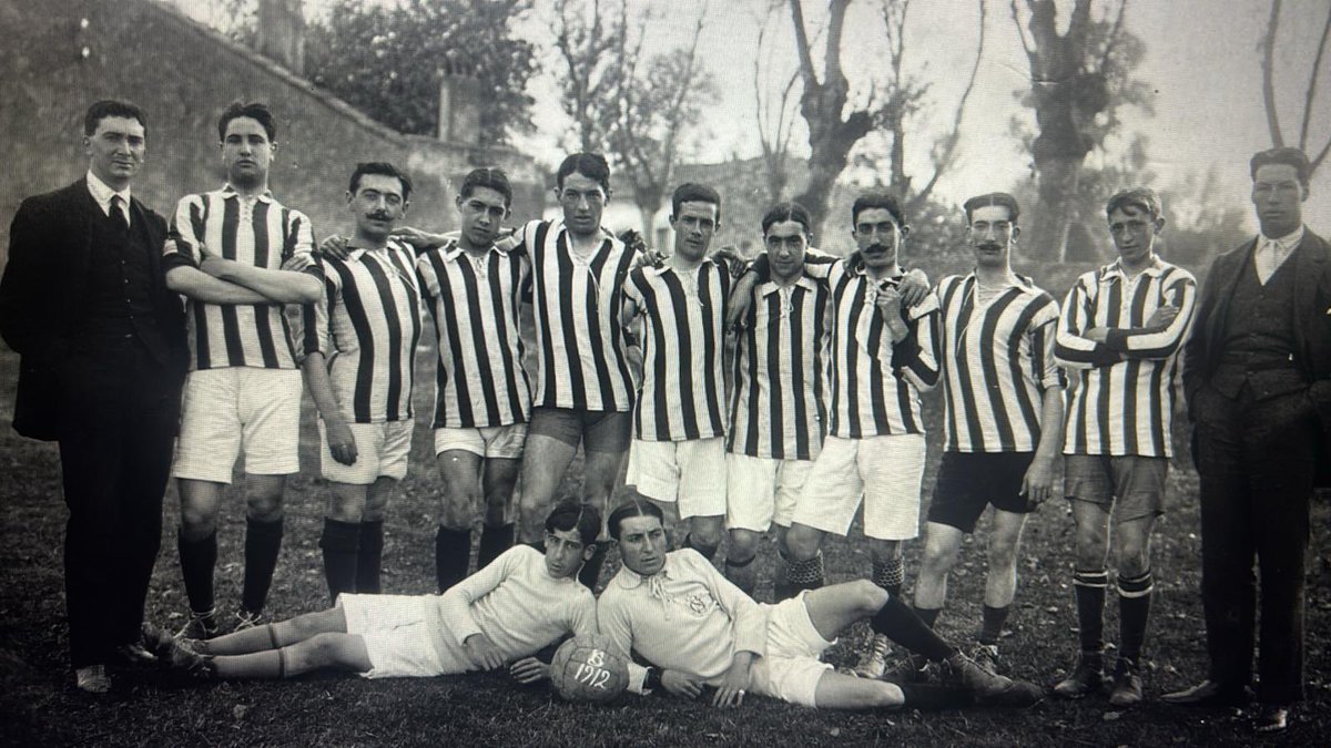 AsocLopez1905's tweet photo. 121 años de pasión, identidad y orgullo rojiblanco. Desde la Asociación Anselmo López seguiremos trabajando para preservar y difundir el legado histórico del Sporting y de El Molinón porque un club que conoce su historia es un club con futuro.

¡Feliz aniversario! ❤️🤍 https://t.co/u48ucrAnVS
