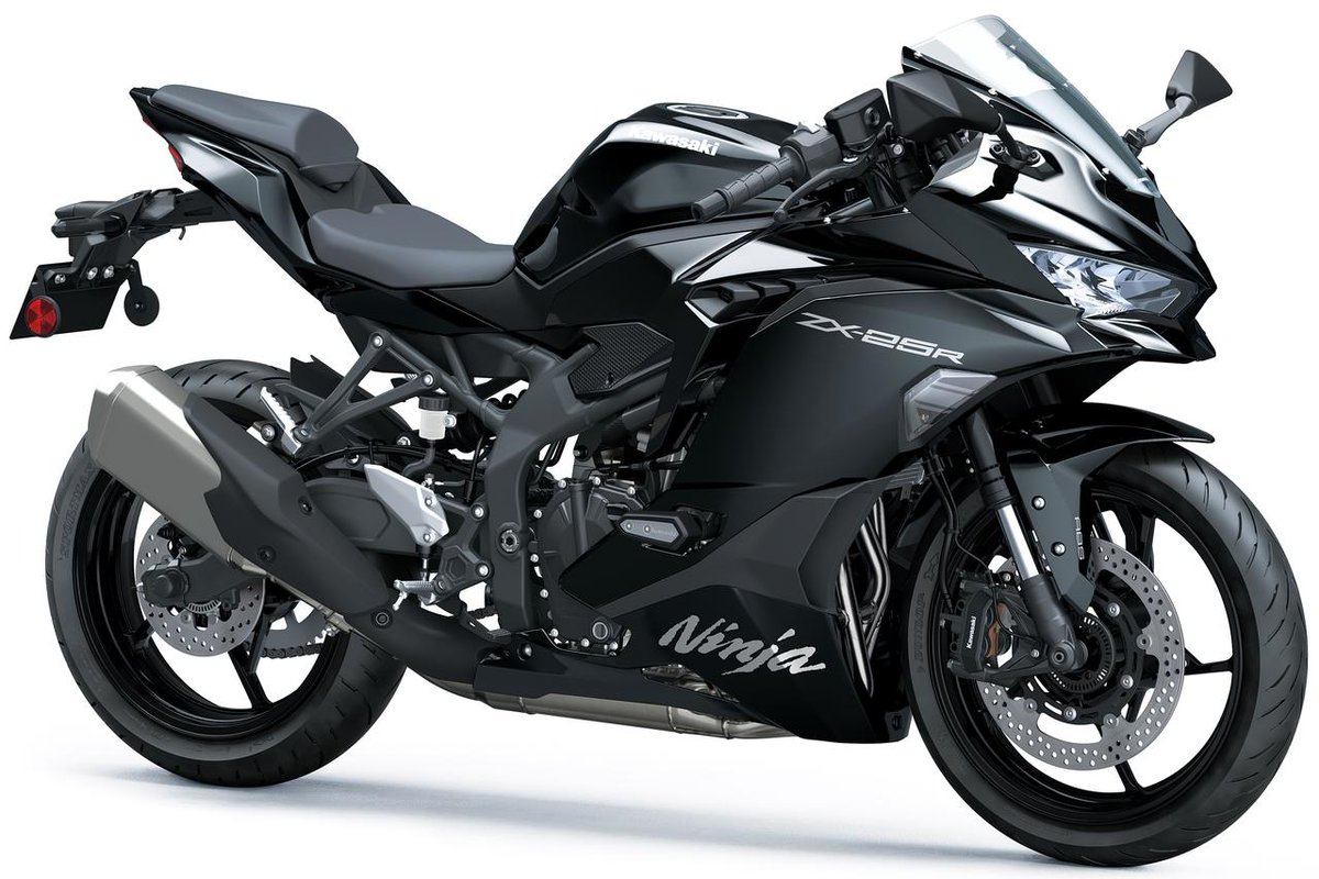 motospo_'s tweet photo. 250cc4気筒「Ninja ZX-25R」の2027年モデル発表！ SEに新色登場、最上位RRは価格据え置きで8月1日発売へ
https://t.co/ipamYPkBsU

現行の250ccクラスにおいて唯一無二となる並列4気筒エンジンを搭載し、熱狂的な支持を集めるカワサキ「Ninja ZX-25R」シリーズ。国内で販売される2027年モデルでは、昨年同様「Ninja ZX-25RR」と「Ninja ZX-25R SE」の2機種がラインナップされる。