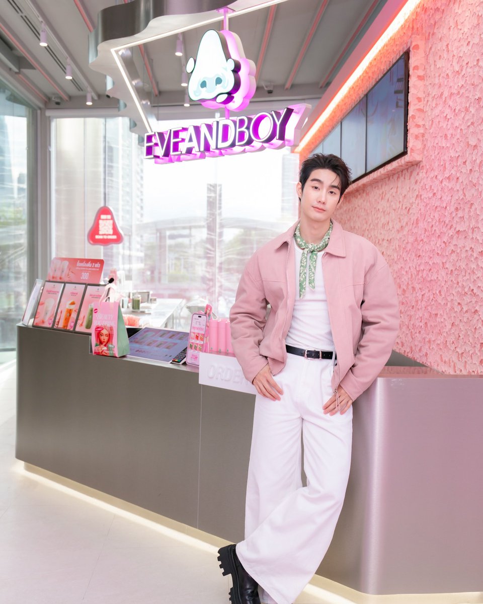forceofficial_'s tweet photo. 𓈃 30.06.69
IG Post: fforce_ &amp; eveandboy

✉️: หล่อละมุนสุดๆ ไปเลยย 🩷💚

FORCE WITH EVEANDBOY CAFE
#EVEANDBOYXFORCE
#EVEANDBOYCafexNOSETEA
#fforce_ @fforcejs 
#FOLARIS #เจ้าพวกจองหองพองขน https://t.co/nCpmiRKnTo