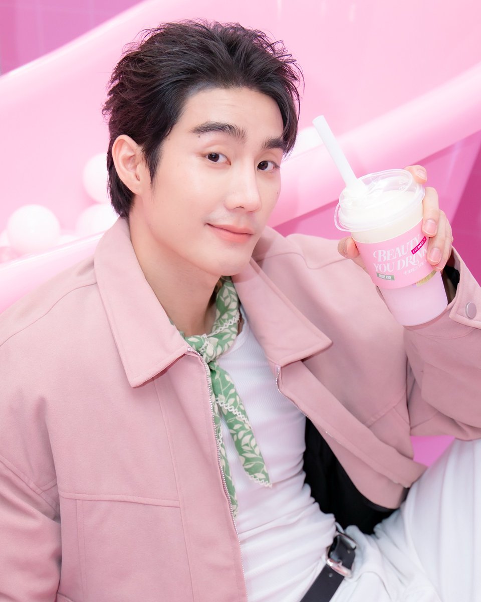 forceofficial_'s tweet photo. 𓈃 30.06.69
IG Post: fforce_ &amp; eveandboy

✉️: หล่อละมุนสุดๆ ไปเลยย 🩷💚

FORCE WITH EVEANDBOY CAFE
#EVEANDBOYXFORCE
#EVEANDBOYCafexNOSETEA
#fforce_ @fforcejs 
#FOLARIS #เจ้าพวกจองหองพองขน https://t.co/nCpmiRKnTo