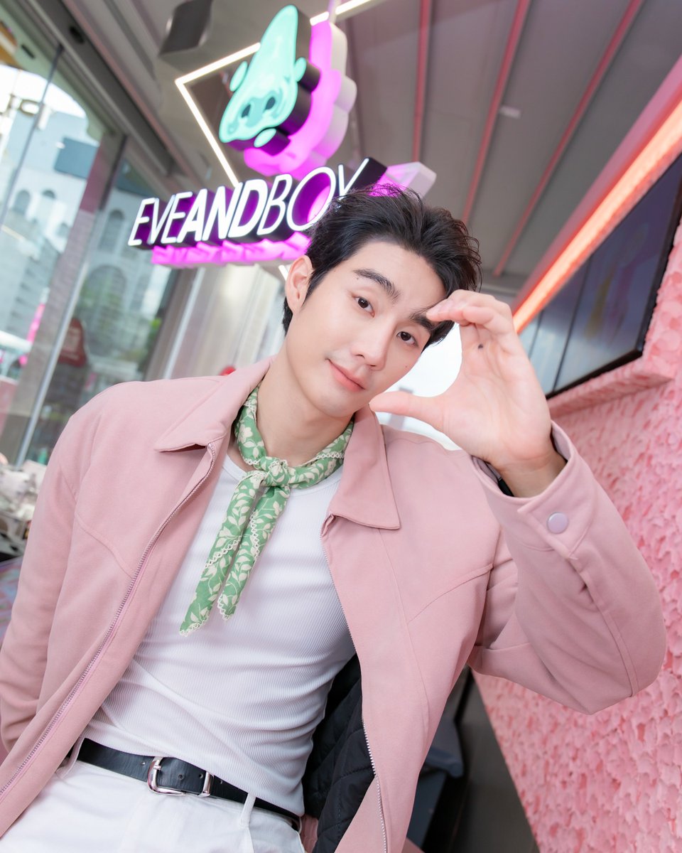 forceofficial_'s tweet photo. 𓈃 30.06.69
IG Post: fforce_ &amp; eveandboy

✉️: หล่อละมุนสุดๆ ไปเลยย 🩷💚

FORCE WITH EVEANDBOY CAFE
#EVEANDBOYXFORCE
#EVEANDBOYCafexNOSETEA
#fforce_ @fforcejs 
#FOLARIS #เจ้าพวกจองหองพองขน https://t.co/nCpmiRKnTo