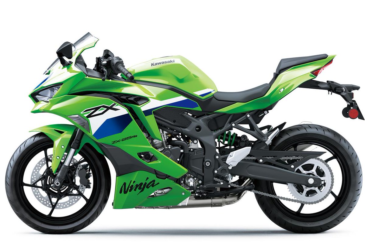 motospo_'s tweet photo. 250cc4気筒「Ninja ZX-25R」の2027年モデル発表！ SEに新色登場、最上位RRは価格据え置きで8月1日発売へ
https://t.co/ipamYPkBsU

現行の250ccクラスにおいて唯一無二となる並列4気筒エンジンを搭載し、熱狂的な支持を集めるカワサキ「Ninja ZX-25R」シリーズ。国内で販売される2027年モデルでは、昨年同様「Ninja ZX-25RR」と「Ninja ZX-25R SE」の2機種がラインナップされる。