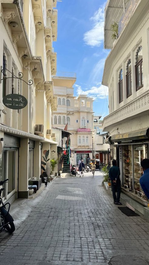 _Avykt's tweet photo. Looks like some random street in Europe https://t.co/60xGldYhYz