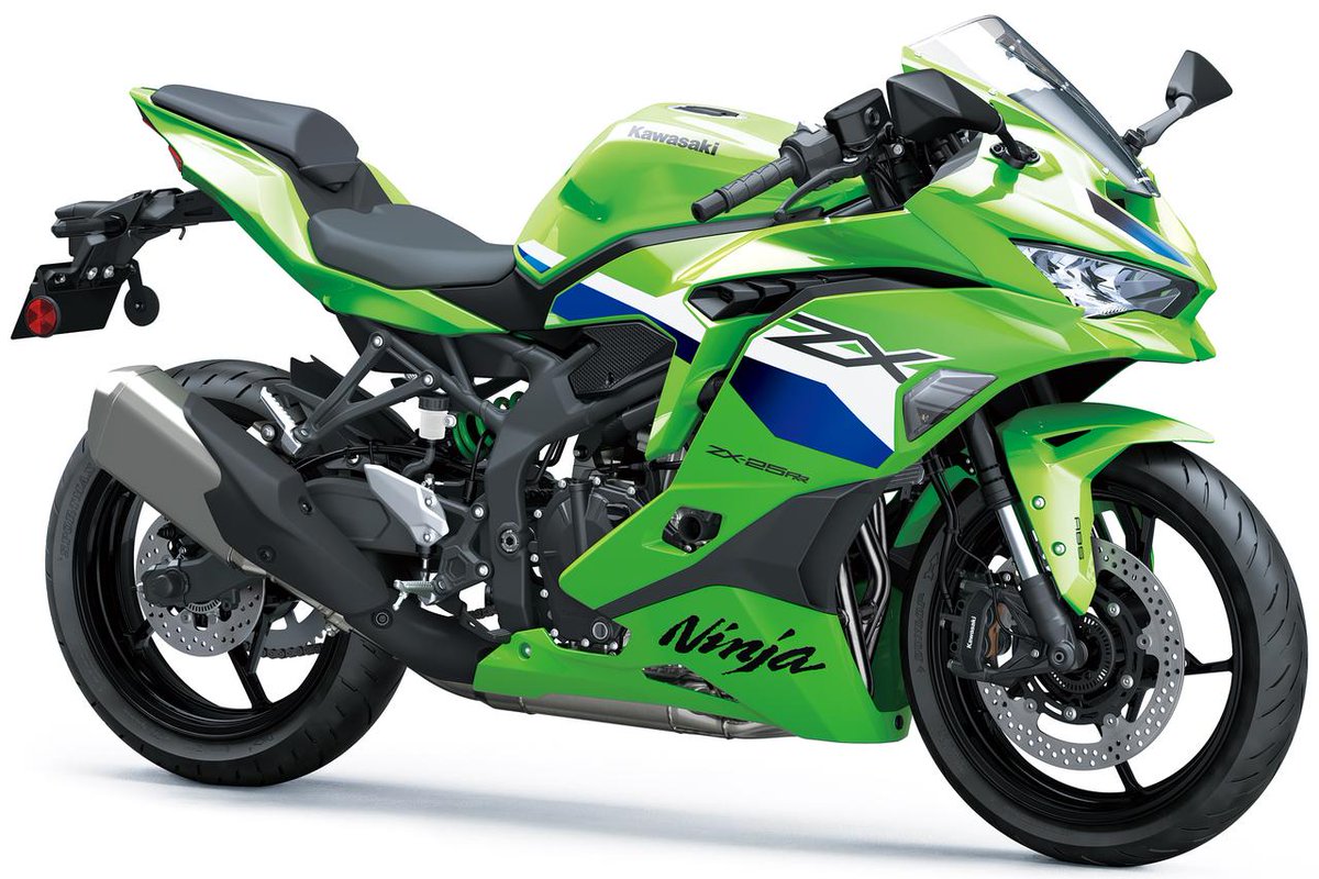 motospo_'s tweet photo. 250cc4気筒「Ninja ZX-25R」の2027年モデル発表！ SEに新色登場、最上位RRは価格据え置きで8月1日発売へ
https://t.co/ipamYPkBsU

現行の250ccクラスにおいて唯一無二となる並列4気筒エンジンを搭載し、熱狂的な支持を集めるカワサキ「Ninja ZX-25R」シリーズ。国内で販売される2027年モデルでは、昨年同様「Ninja ZX-25RR」と「Ninja ZX-25R SE」の2機種がラインナップされる。