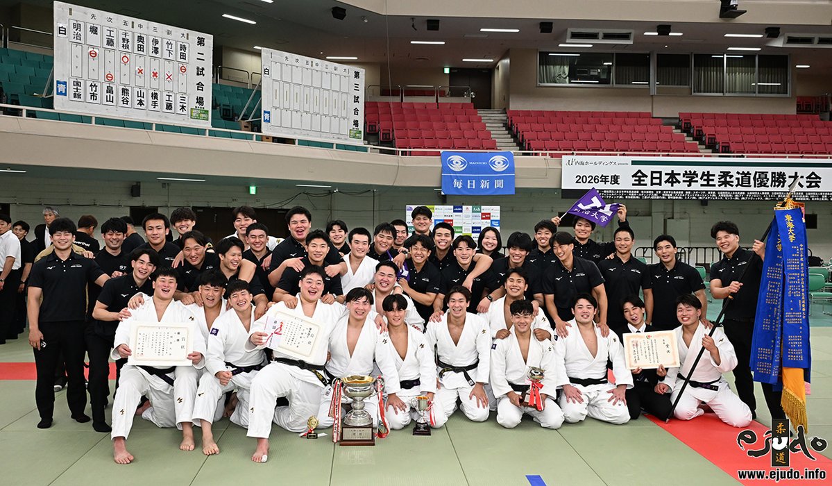 eJudo's tweet photo. 【談話】明治大・中濱真吾監督「久々の優勝、25年分しっかり喜びたいと思います」／2026年度全日本学生柔道優勝大会(男子75回)

https://t.co/2VAi4BF6hp
#柔道 #Judo #全日本学生優勝大会 https://t.co/Gnv2dYgXAV