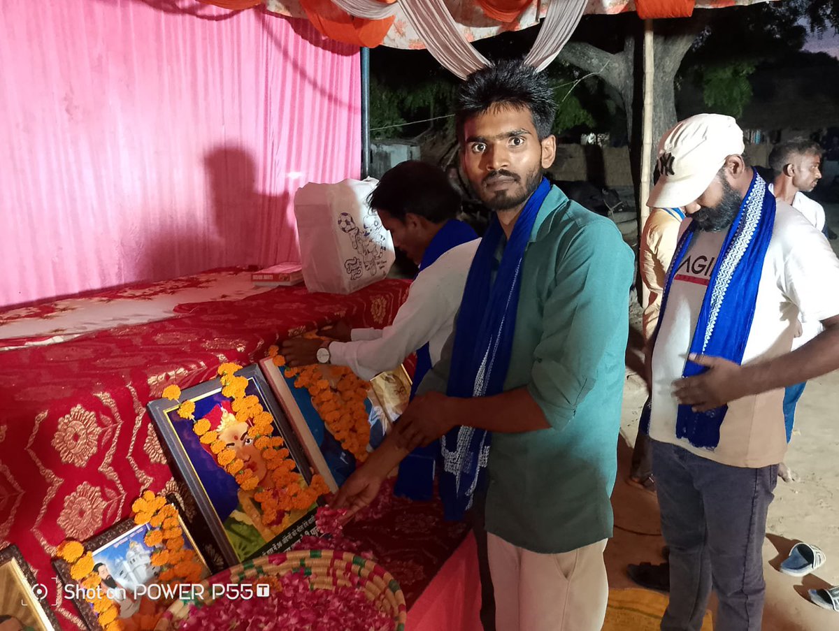 BhimArmy4Bbk's tweet photo. क्रांतिकारी वीरंगना माता उदा देवी पासी जी की जयंती  ग्राम -गयरिया ब्लॉक बनिकोडर तहसील रामसनेहीघाट बाराबंकी आयोजित की गई जिसमें भाई अंजनी रावत ब्लॉक अध्यक्ष भीम आर्मी बनीकोडर और ब्लॉक उपाध्यक्ष बनीकोडर अजय भारती जी एवं भीम आर्मी ब्लॉक बनीकोडर की समस्त टीम की उपस्थिति रही।। https://t.co/8e5VvfogXc