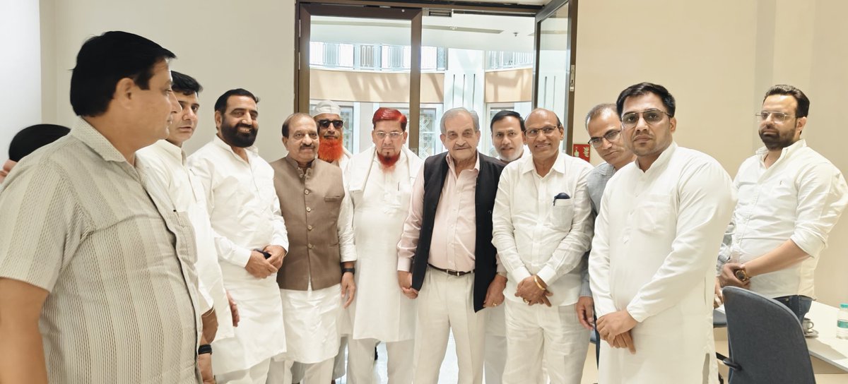 kumarsurender's tweet photo. कल इंदिरा भवन नई दिल्ली में उत्तर प्रदेश कांग्रेस के नई प्रभारी कांग्रेस अनुसूचित जाति विभाग के राष्ट्रीय चेयरमैन @AdvRajendraPal जी से मिलकर उनको नई जिम्मेवारी के लिए बधाई और शुभकामनाएं दी.

कांग्रेस पार्टी के वरिष्ठ नेता आदरणीय @ChBirenderSingh जी और कांग्रेस नेता @BrijendraSpeaks जी , हरियाणा कांग्रेस विधायक @raodansinghhry जी व अन्य नेताओं से भी मिलना हुआ.

साथ में हरियाणा कांग्रेस विधि विभाग के चेयरमैन बड़े भाई लाल बहादुर खोवल जी , हरियाणा अनुसूचित जाति विभाग चेयरमैन भाई @ManojBagri_INC जी,हरियाणा कांग्रेस विधि विभाग के मीडिया कॉर्डिनेटर बजरंग इंदल जी और हरियाणा कांग्रेस से साथी जगदीश चन्द्र बिश्नोई जी भी रहे.

@DrJaihind