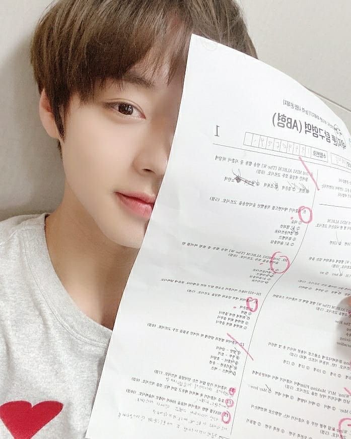 BIMO__378's tweet photo. 수시2세 맏아들 시험지 가져온 날
시은이보다 수호가 제일 신기해 했을거 같다 
저 얼굴인데 왜 시험지에 비가 내리지? 하고 
그래도 건강하게만 자라면 그만ㅋㅋㅋ이지 했을텐데
안수호 얼굴 판박이인 쌍둥이 막내(시은이 머리 닮음)가 시은이한테 시험지 펴보이면서 이거 잘 이해 안된다 하는거 보고싶다ㅋㅋㅋㅋ