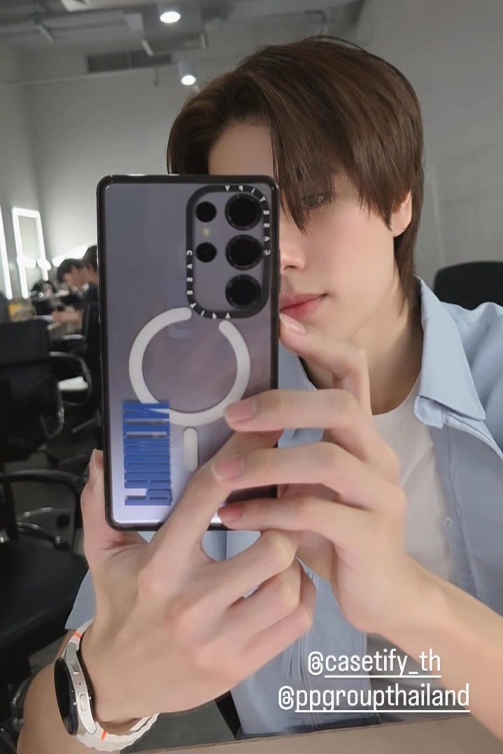 Rosemome's tweet photo. Cutest habit ever ✨️✨️✨️ "pw" everywhere ♡♡♡ #phuwintang https://t.co/2ARW6vmn1g