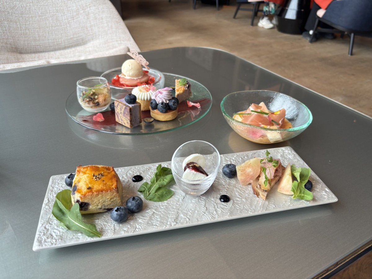decotonton's tweet photo. 2026.7.1Wednesday
本日よりスタートの『桃とブルーベリーのサマーアフタヌーンティー』
savoryとsweetsのバランスがとても良くて桃のフレッシュ感とブルーベリーの大きさ＆食感にビックリ‼️
チーズケーキ・スコーン・桃のコンポート感激的な美味しさでした🍑
場所／HYATT CENTRIC KANAZAWA https://t.co/phq62Czt5S