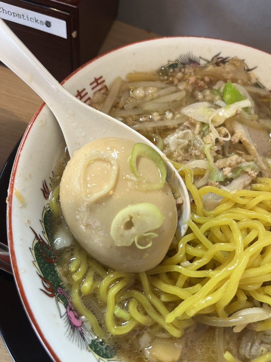Bashikansuke's tweet photo. 北ノ醤油チーホー 
特製ラーメン　ライス
ラーメンYouTuber SUSURUくんが監修
スープを一口
チョメメメメ〜
これ美味いわぁ〜
北ノ醤油チーホーさん、御馳走様でした https://t.co/P1hoyZVLzs