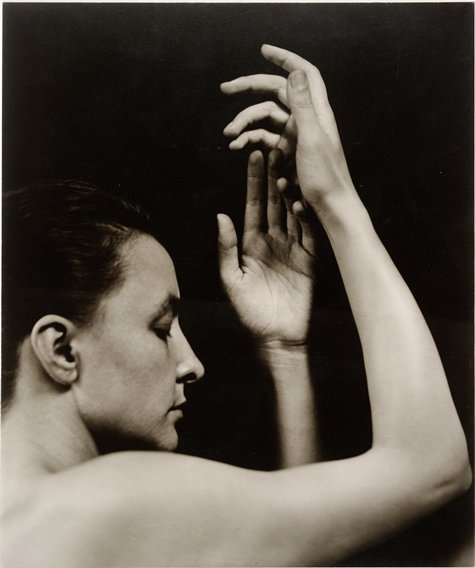 womensart1's tweet photo. Georgia O’Keefe, 1920 #Womensart (photograph by Alfred Stieglitz) https://t.co/Mm5gOyarAJ