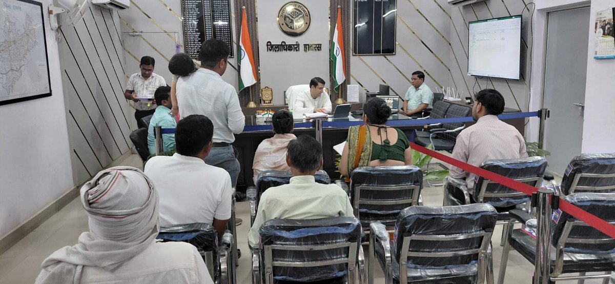 dm_hathras's tweet photo. जनता दर्शन में आए जनसामान्य की शिकायतों को गंभीरता से सुनते हुए जिलाधिकारी अतुल वत्स ने संबंधित अधिकारियों को मौके पर जाकर मुआयना कर शिकायतों का समयबद्ध एवं गुणवत्तापूर्ण निस्तारण सुनिश्चित करने के निर्देश दिए।

#GoodGovernance
#PublicHearing
#हाथरस
#Hathras
@CMOfficeUP
@UPGovt
@InfoDeptUP
@dm_hathras