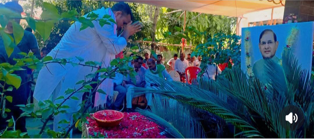AjitYadav_Neta's tweet photo. मेरे पूज्य गुरुदेव 'मंडल मसीहा' और #NDA के पूर्व संयोजक श्रद्धेय श्री @SharadYadavMP  जी की 79 जयंती पर उन्हें हृदय से श्रद्धापूर्वक नमन करता हूँ।

गुरुदेव आपका साया और आशीर्वाद हमेशा बना रहे।आप सदैव हमारे दिलों और विचारों में जीवित रहेंगे।🙏❤️🌹
#SharadYadav @narendramodi https://t.co/VxyxFUSIbz