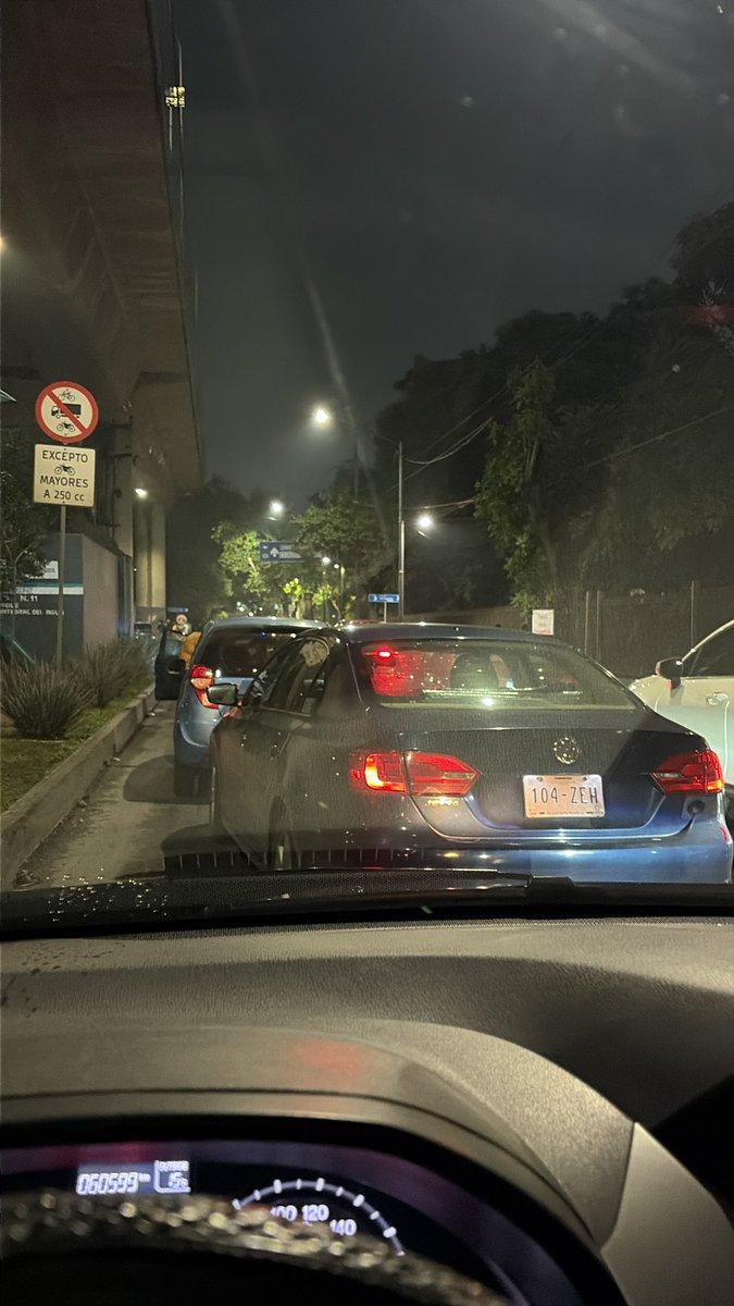 nolemape's tweet photo. @SSC_CDMX tienen hecho un caos la lateral periférico de Vaqueritos a Perisur. Parados ya más de 1 hora. EL COLMO DE LA INEPTITUD 😡 https://t.co/TtdmhjmaqE