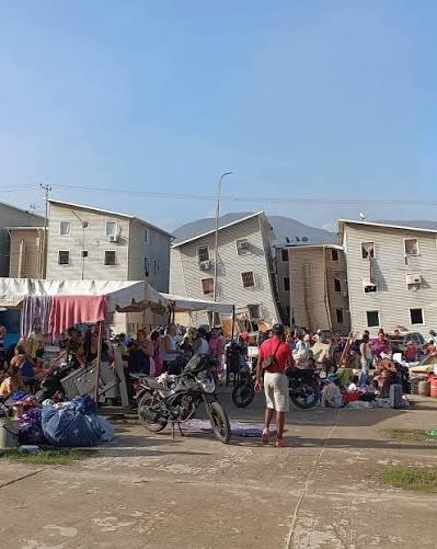 MustafaVzla's tweet photo. VENEZUELA'DA 'GÜVENLİ KONUT' TRAJEDİSİ: TÜRK FİRMASI SUMMA'NIN İNŞA ETTİĞİ BLOKLAR DEPREMDE NEDEN HASAR GÖRDÜ?
Venezuela'yı vuran 7.2 ve 7.5 büyüklüğündeki çifte depremin ardından en büyük trajedilerden biri, yıkımın merkez üssü La Guaira'da yaşanıyor. Türk inşaat firması Summa tarafından 2012-2014 yılları arasında inşa edilen "Urbanismo Hugo Chávez" kompleksindeki hasarın boyutu oldukça ağır.
BLOKLARIN TAMAMI 'OTURULAMAZ' DURUMDA
192 bina ve 3.400 daireden oluşan komplekste tek tip bir yıkım yok. Sakinlerin tanıklıklarına göre onlarca binada zemin kat, üst katların ağırlığı altında çöktü. Bazı bloklar çökmenin etkisiyle yana yatarken bazılarında devasa yapısal çatlaklar oluştu, enkaz arasında ahşap takviyeler ve sarı poliüretan köpük açığa çıktı. Hasarın biçimi değişse de kompleksteki binaların tamamı şu an oturulamaz durumda. 
Mahalle konseyi üyesi Dani Machado Venezuela basınına "Kompleksin arka bölümündeki binaların çoğu tamamen çöktü" dedi. Sakin Dayana Lean ise "En çok etkilenen 1 ve 3 numaralı sektörlerdi, orası tamamen çöktü, çok sayıda ölü var" diye konuştu.
ÖNCE SEL MAĞDURU, ŞİMDİ DEPREMZEDE
Türk firmasının inşa ettiği bu binalarda yaşayanların büyük çoğunluğu, 2010 yılındaki büyük sel felaketinde evlerini kaybeden ve devlet eliyle "Venezuela Konut(landırma) Misyonu" kapsamında buraya "güvenli konut" diye yerleştirilen afet mağdurları. Türkiye ile Venezuela arasındaki petrol karşılığı ikili anlaşmayla inşa edilen ve yaklaşık 15 bin kişinin yaşadığı komplekste yapısal sorunlar aslında teslimattan kısa süre sonra başlamıştı.
MÜHENDİSLİK İDDİALARI: "YAMA ÜSTÜNE YAMA"
Venezuela Mühendisler Odası'nın (CIV) geçmiş raporlarına göre binaların tesliminden kısa süre sonra 2014'te yapılan denetimlerde temel altındaki toprağın kayması nedeniyle ciddi boşluklar ve çatlaklar tespit edildi. Türk firması Summa'nın o dönem kalıcı bir temel güçlendirmesi yerine döşeme altına sıvı beton enjekte ederek geçici çözüm ürettiği, aynı işlemin 2016'da iki kez daha tekrarlandığı öne sürülüyor ve sorun bazı sakinlere göre hiç çözülmedi. Mühendis uzmanlar, bölgedeki binalarda zemin katların yetersiz taşıyıcı yapıya sahip olmasının depremde ilerleyici çöküşü tetikleyebileceğini de belirtiyor.
Mahalle konseyi üyesi Dani Machado, Venezuela basınına "Türk firma tarafından inşa edilen kompleks iskambil kağıdıyla yapılan evler gibi çöktü, ihmalin hesabının sorulmasını istiyoruz" dedi. Yolsuzluk izleme örgütü Transparencia Venezuela da 2017'den bu yana projeyi radarında tutuyordu.
HALKTAN DEVLETE ÖFKE
Kompleks sakinlerinin öfkesi yalnızca yapı kalitesiyle sınırlı değil. Depremin ilk 48 saatinde arama kurtarma çalışmalarında görünür bir komuta zinciri yoktu, ağır iş makineleri geç geldi, organizasyon sivillere kaldı. "Hükümetten gerçek anlamda hiçbir yardım görmedim" diyen sakinler beş gün boyunca asfalt üzerinde uyudu.
SUMMA VE RESMİ MAKAMLAR NE DİYOR?
Zemin etütleri ve mühendislik standartları konusundaki sorumluluk için Caracas yönetiminden henüz resmi bir soruşturma hamlesi gelmiş değil. Haber sürecinde görüşlerine başvurulan Summa yetkililerine projenin zemin etütleri dahil tamamen "anahtar teslim" bir iş olup olmadığı ve yaşanan hasara ilişkin teknik değerlendirmeleri soruldu; henüz resmi bir yanıt alınamadı.

📍 Mustafa Özdemir / Caracas

#Venezuela #Venezuella #Deprem #LaGuaira #VenezuelaDepremi #VenezuelaTerremoto #Summa #CiudadHugoChavez