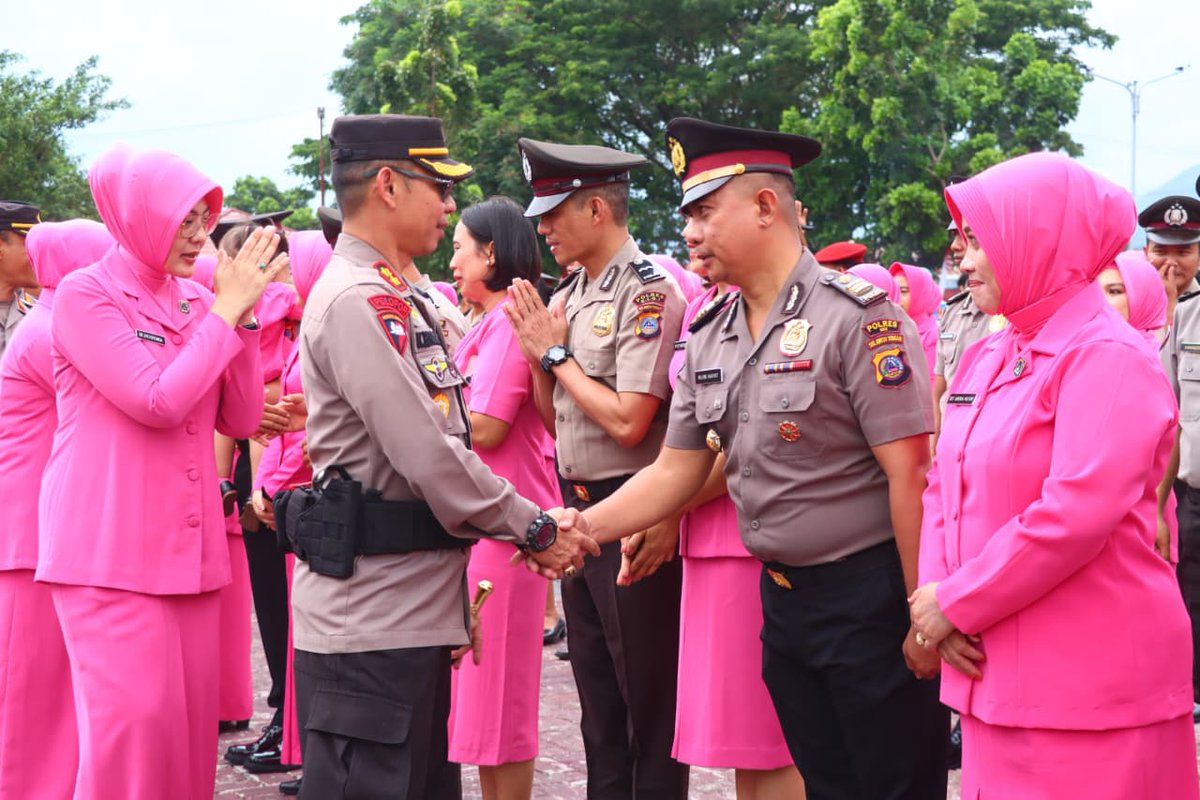 HumasSigi's tweet photo. Pimpin Upacara Kenaikan Pangkat Personel, Kapolres Sigi: Jadikan Pangkat Baru sebagai Motivasi Meningkatkan Kualitas Pengabdian. https://t.co/fbVEBIi0w0