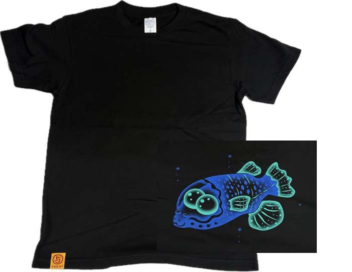 maruyosyouten's tweet photo. 🐟 新作『デメニギス』Tシャツ完成！ 🐟

深海魚「デメニギス」をモチーフにした新作Tシャツが完成しました。

着色抜染を2回重ねることで、深海に浮かぶような透明感と発色を表現。
手間と時間を惜しまず仕上げた、他のTシャツ屋さんではなかなか真似のできない高度な染色技法による一枚です。

サイズ
150 / S / M / L / XL

✨ 丸与製作所展11 より発売開始！

ぜひ会場で、実物ならではの色合いと染めの美しさをご覧ください。

#丸与製作所 #丸与製作所展11 #デメニギス #深海魚 #Tシャツ #着色抜染 #抜染 #手染め #アートTシャツ #オリジナルTシャツ #魚好き #深海好き