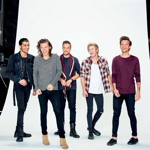 melons4louis's tweet photo. spot the girl https://t.co/E1HDX35nkO