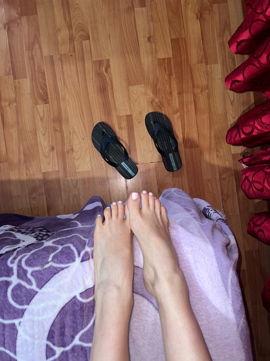 MeL4Sud4's tweet photo. Holaa me he sacado estas fotos nada más llegar a casita 🤭
#pies #piessudados #olor #piesudados #dedos #dedogordo #deditos #footfetısh #feetfetısh #natural #foot #closeup #soles #plantadelospies #plantas https://t.co/7d1XopvDLt