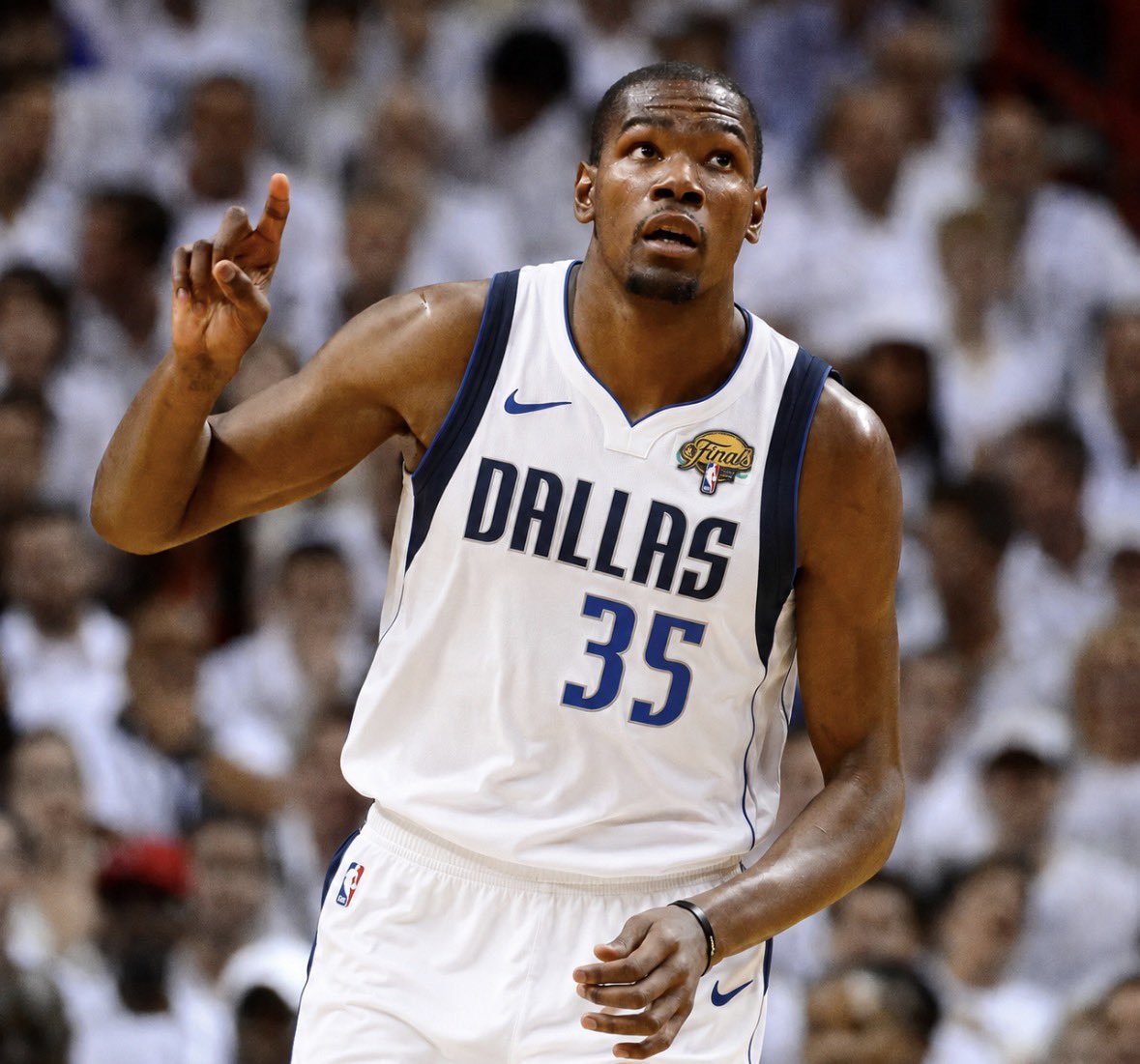 MyNBA2kNews's tweet photo. DALLAS MAVERICKS GO BACK TO BACK FOR THE 2ND TIME IN 5 SEASONS 🏆

KEVIN DURANT NAMED FINALS MVP AVERAGING 30/8/5 🔥

CAN ANYONE STOP THEM FROM THREE-PEATING? 😤

#NBAFinals https://t.co/sAbB87GM2r